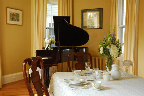 The Spring Seasons Inn นิวพอร์ต ภายนอก รูปภาพ